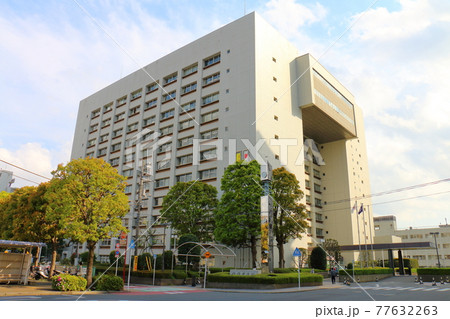 千葉県船橋市湊町にある船橋市役所庁舎と街路樹 77632263