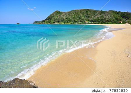 奄美大島　波打ち際の美しい打田原ビーチ 77632630