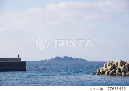 防波堤の間に見える軍艦島 77633446