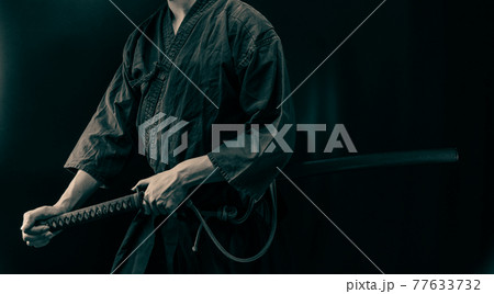 日本刀を構える人物 日本刀を構える人物 77633732