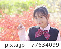 案内する制服の学生　紅葉 77634099
