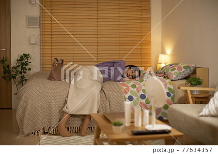 ベッドに横になる女性 ベッドに横になる女性 77634357