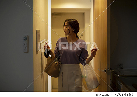 帰宅する女性 77634369