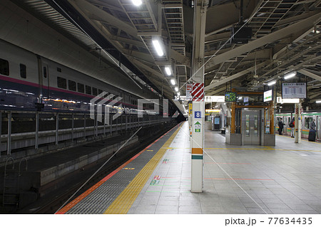 始発前の東北新幹線と始発の東海道線（東京駅） 77634435