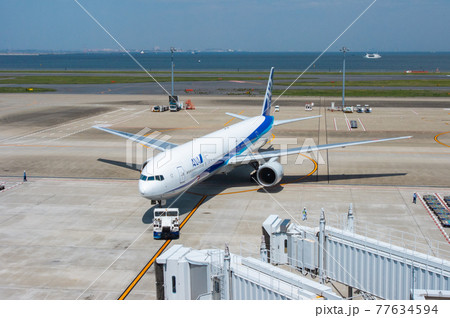 羽田空港で準備中のANAの飛行機 77634594