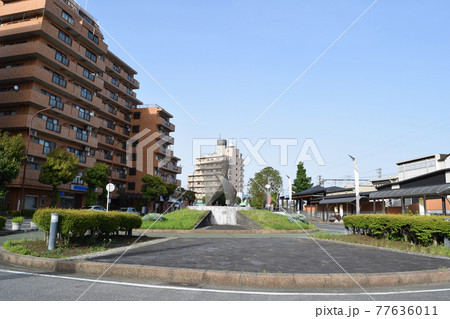 神奈川県秦野市 鶴巻温泉駅北口の街並み 77636011