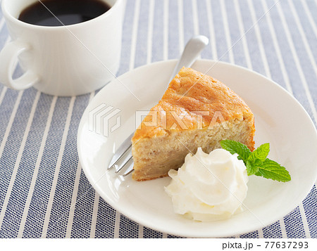 クリームを添えたバナナケーキとホットコーヒー クリームを添えたバナナケーキとホットコーヒー 77637293