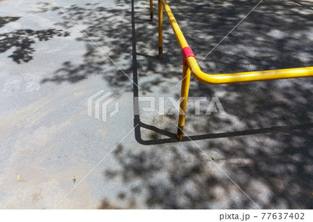 公園 ブランコの安全柵 77637402