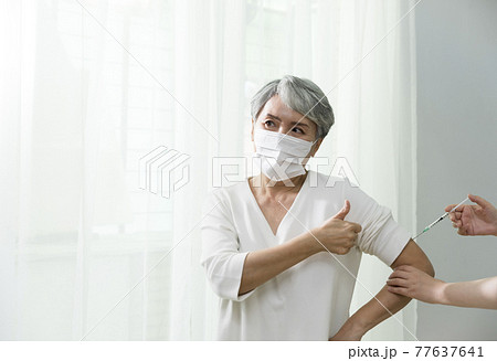 高齢者 年配 年寄り 77637641