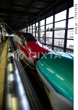 縦構図 秋田新幹線 こまち と東北新幹線 はやぶさ 連結シーン Jr盛岡駅の写真素材