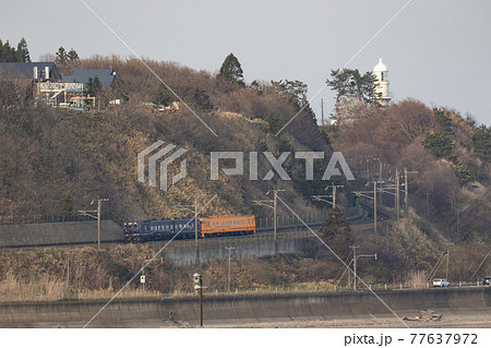 北海道北斗市「葛登支（かっとし）岬灯台」の下を行く鉄道　道南いさりび鉄道 77637972