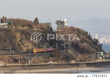 道南いさりび鉄道　北海道北斗市「葛登支（かっとし）岬灯台」の下を行く列車 77637973