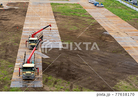 敷鉄板搬入 トレーラー ユニック 敷鉄板搬入 トレーラー ユニック 77638170