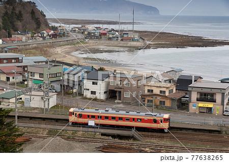 道南いさりび鉄道　渡島当別駅を発車する列車 77638265
