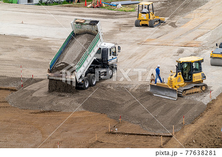 ブルドーザ　路床　整地　ダンプ　砕石搬入 77638281