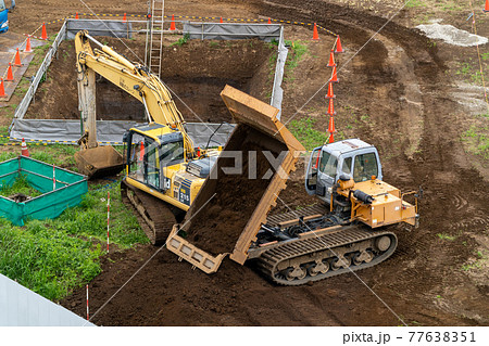 掘削土運搬 キャリアダンプ クローラーキャリア 不整地運搬車 掘削機 油圧ショベルの写真素材 [77638351] - PIXTA