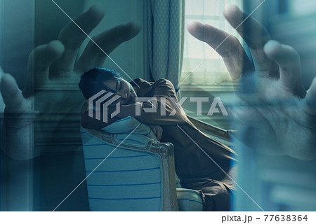 ソファーと女性 77638364