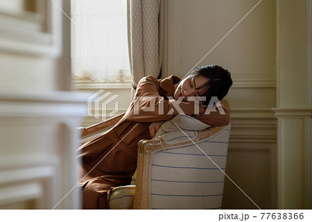 ソファーと女性 ソファーと女性 77638366