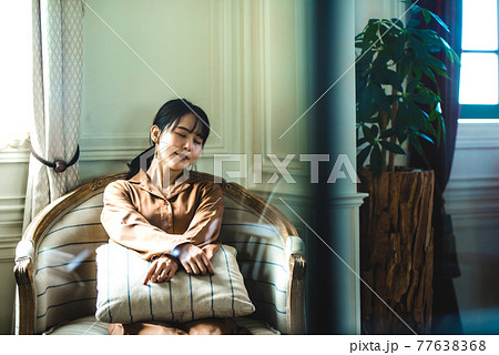 ソファーと女性 ソファーと女性 77638368