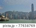 香港・高層ビル街とヴィクトリア・ハーバー 77638769