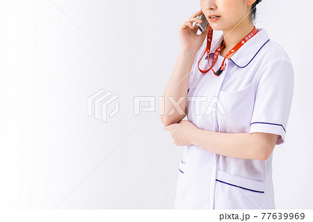 急患の連絡を受ける看護師 77639969