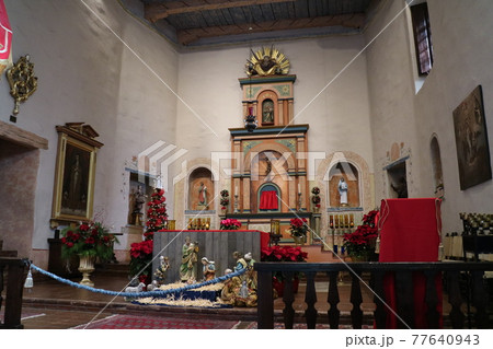カリフォルニアの教会のクリスマスの祭壇 カリフォルニアの教会のクリスマスの祭壇 77640943