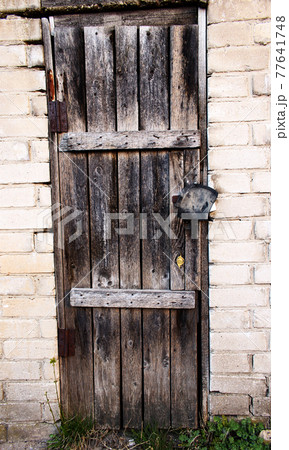 Old Halloween spooky wooden door with a hidden lock Old Halloween spooky wooden door with a hidden lock 77641748