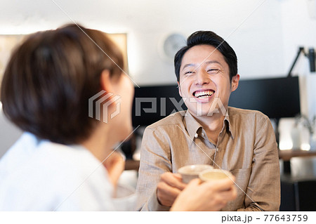 日本酒で乾杯するカップル 77643759