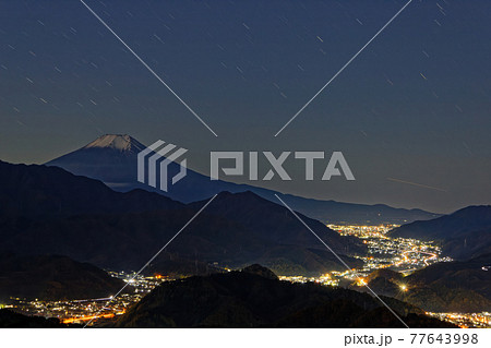 九鬼山から見る富士山と都留市街の夜景 77643998