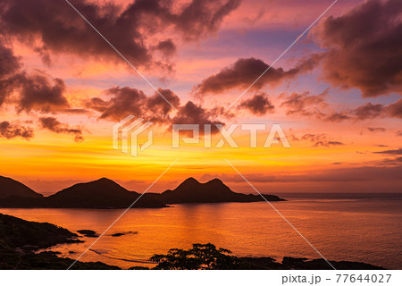 洋上アルプス屋久島の夕景 一湊矢筈岳と元浦海岸の絶景の写真素材 77644027 Pixta