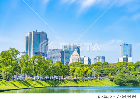 東京の都市風景 桜田門から桜田濠、国会議事堂・赤坂方面 77644494