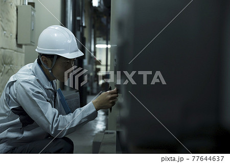 工場を点検する作業員男性 工場を点検する作業員男性 77644637