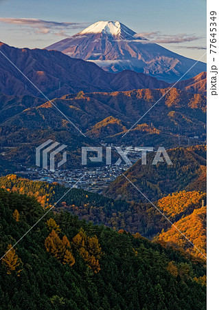 九鬼山から見る朝の山並みと富士山 九鬼山から見る朝の山並みと富士山 77645349