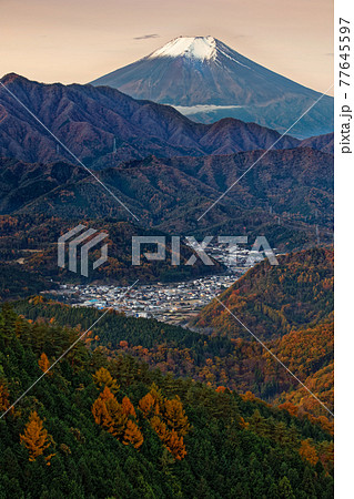 九鬼山から見る夜明けの富士山 九鬼山から見る夜明けの富士山 77645597