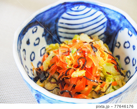 春キャベツとにんじんの塩昆布和え 77646176