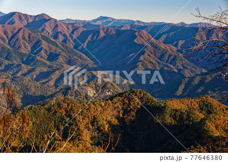 九鬼山から見る岩殿山と奥多摩の山並み 77646380