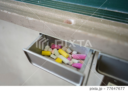 空っぽの教室の黒板 空っぽの教室の黒板 77647677