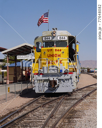 ラスベガス郊外ボールダーを走るユニオンパシフィック鉄道 77648082