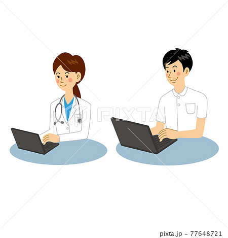 パソコンで仕事をする女医と看護師 77648721
