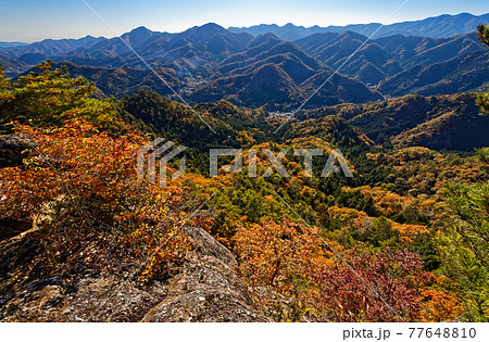 大月・御前山から見る紅葉の山並み 大月・御前山から見る紅葉の山並み 77648810