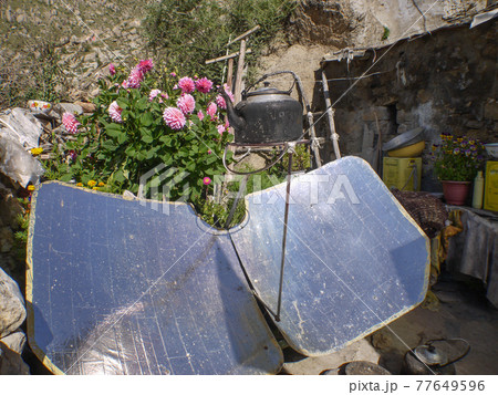 チベットの太陽光湯沸し器 77649596