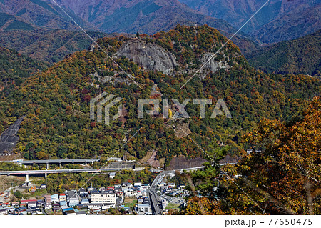 菊花山から見る岩殿山と大月の町並み 77650475