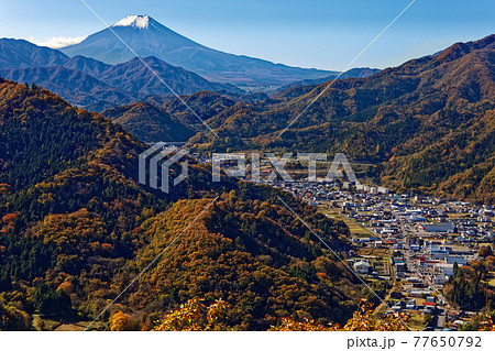 紅葉の大月・菊花山から見る富士山と富士急沿線の町並み 77650792
