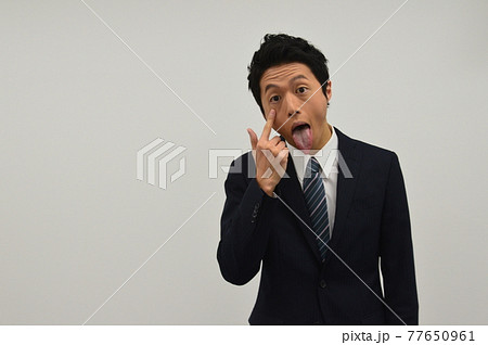 「アッカンベー」をする若い男性 「アッカンベー」をする若い男性 77650961