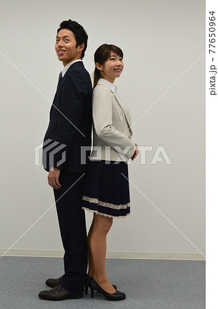 背中合わせの男女 背中合わせの男女 77650964