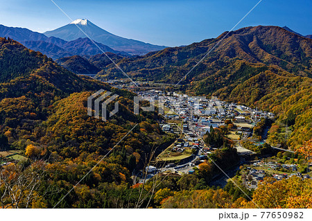 紅葉の大月・菊花山から見る富士山と富士急沿線の町並み 77650982