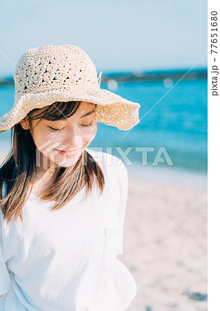 海と若い女性　 77651680