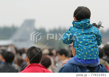 肩車をされて戦闘機を眺める親子 男の子 航空祭 肩車をされて戦闘機を眺める親子 男の子 航空祭 77652401