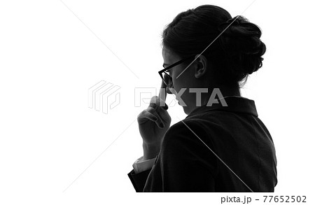 眼鏡をかけた外国人女性 シルエットの写真素材 眼鏡をかけた外国人女性 シルエットの写真素材
