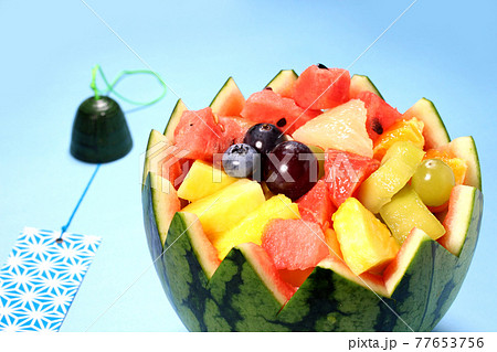 スイカボウルに盛ったカットフルーツ 77653756
